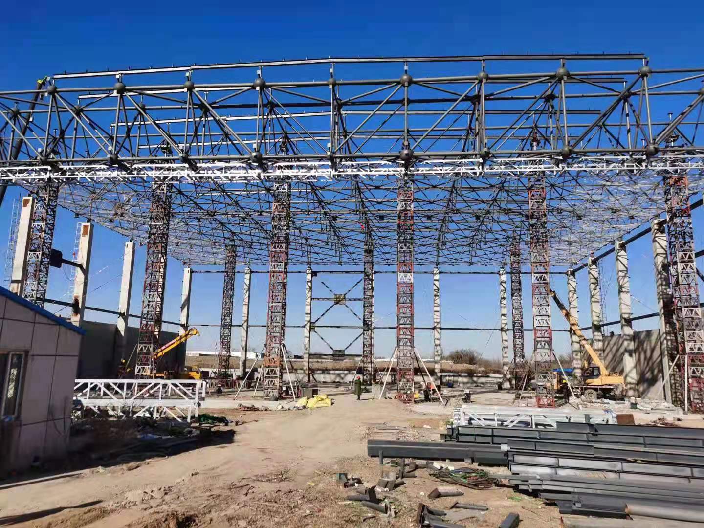 Construction of steel space grid football field